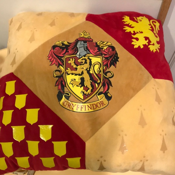 Harry Potter gold and red decorator pillow - Picture 4 of 6